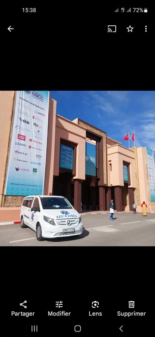 Assistance médicale congrès SBCC Marrakech — Ambulance devant un centre de congrès à Marrakech pour couverture médicale, événements professionnels, salons, conférences et assistance participants.