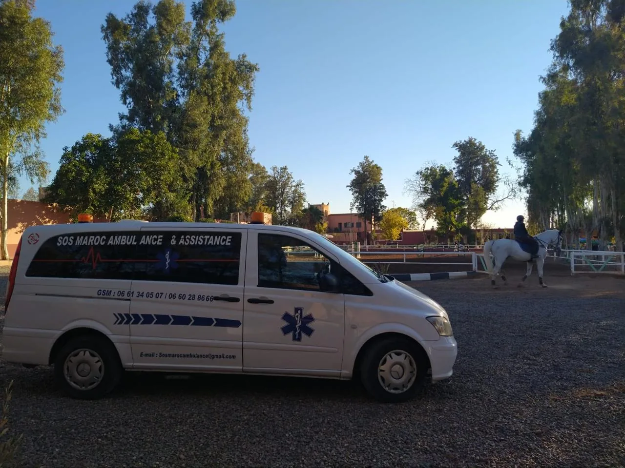 Assistance médicale congrès et événements — Ambulance devant le centre de congrès SBCC à Marrakech pour couverture médicale, congrès, salons et événements professionnels.