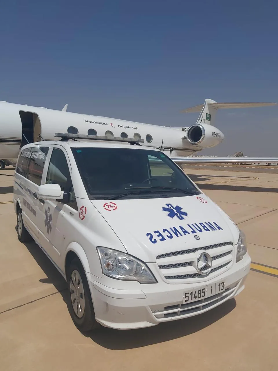 Couverture médicale club équestre — Ambulance présente dans un environnement équestre pour assistance événementielle, sécurité médicale et intervention terrain.