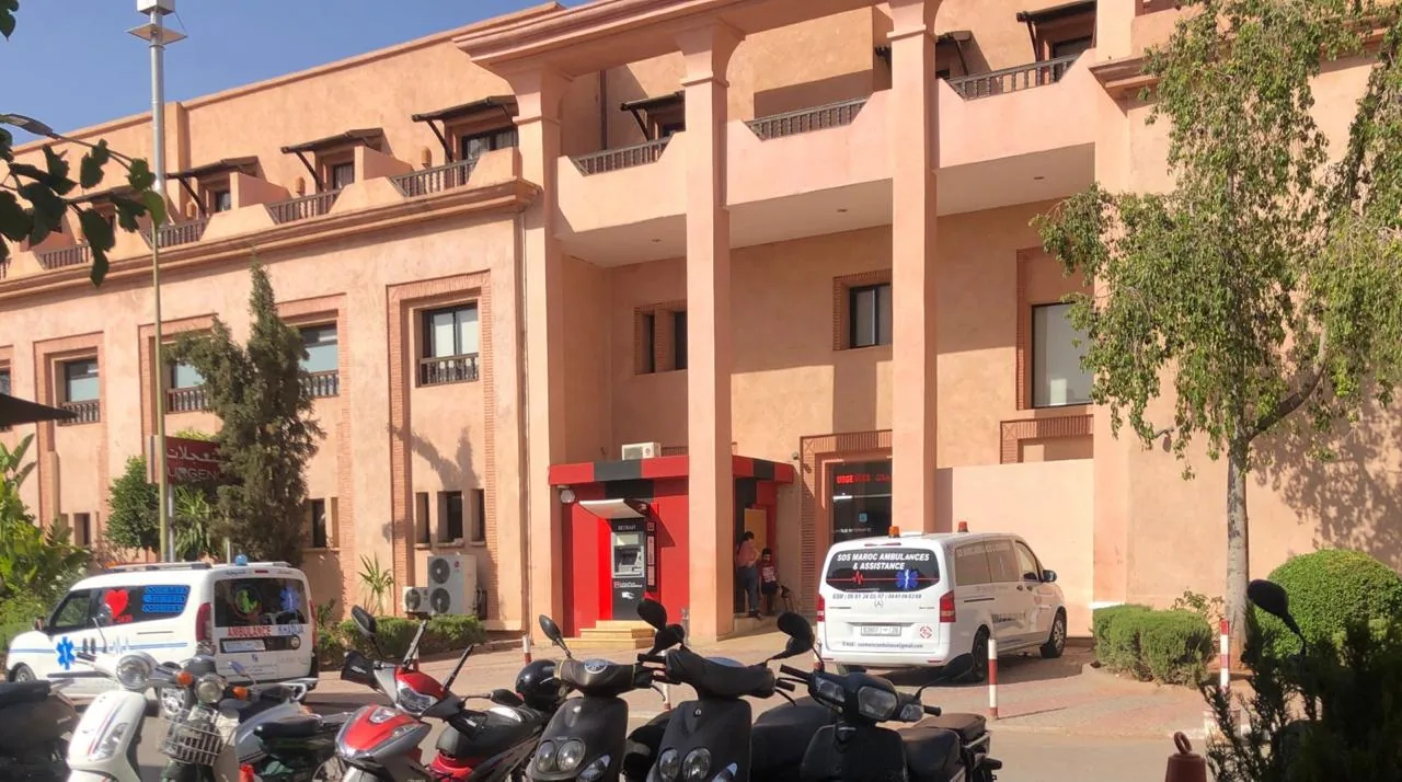 Assistance aéroport, jet privé et rapatriement — Ambulance SOS Maroc Ambulances auprès d’un jet privé pour assistance aéroportuaire, transfert de voyageur et rapatriement sanitaire.