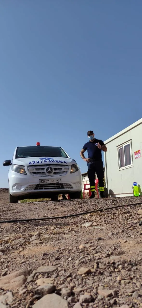 Assistance sur sites touristiques — Ambulance sur un site touristique de Marrakech pour prise en charge de visiteurs, hôtels, riads et circuits touristiques.