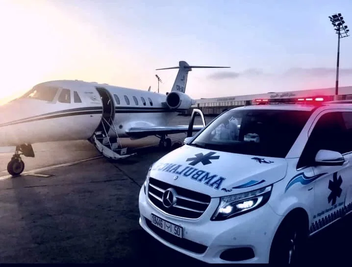 Assistance aéroport, jet privé et rapatriement — Photo réelle d’une ambulance SOS Maroc Ambulances auprès d’un avion privé pour assistance aéroportuaire, transfert de voyageur et rapatriement sanitaire.