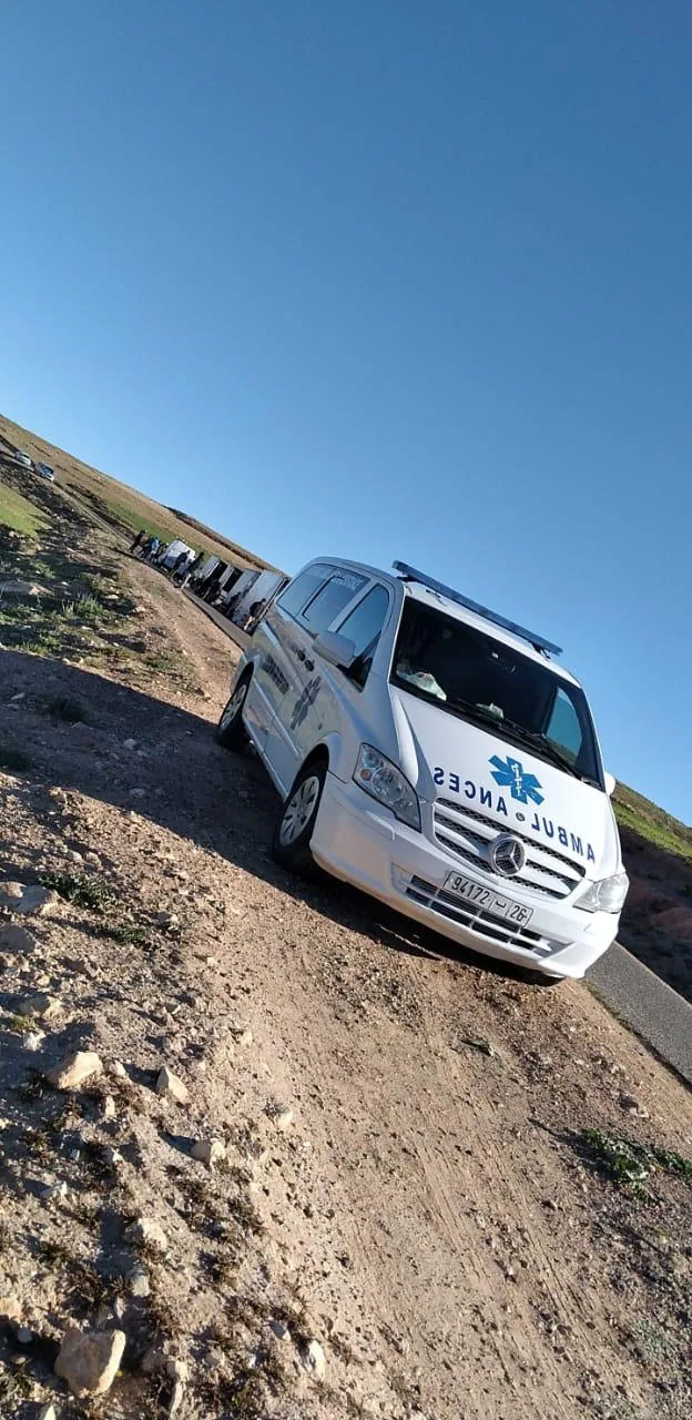 Intervention ambulance privée autour de Marrakech — Ambulance blanche SOS Maroc Ambulances en intervention terrain sur route et zones périphériques pour assistance médicale, transfert sanitaire et coordination urgente 24h/24.