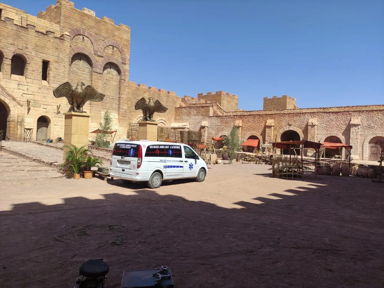 Couverture médicale tournages et événements — Ambulance présente sur un site de tournage ou décor événementiel pour prévention, sécurité médicale et intervention rapide sur place.