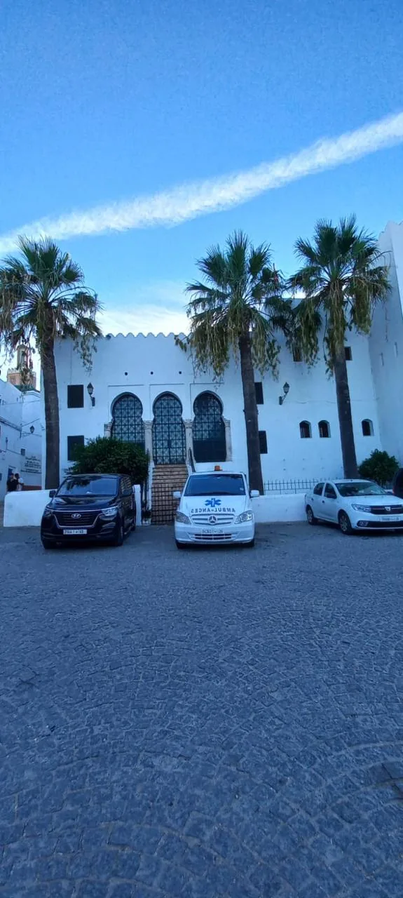 Assistance hôtels, riads et zones touristiques — Ambulance dans une zone touristique ou hôtelière pour prise en charge de visiteurs, hôtels, riads et touristes internationaux.