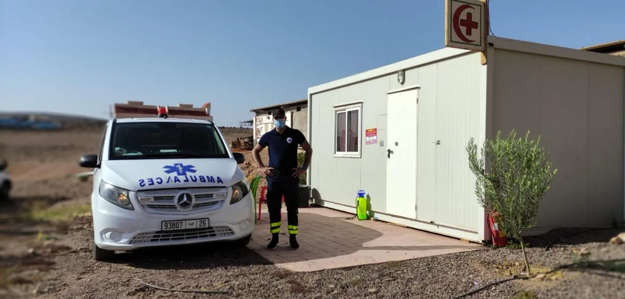 Assistance médicale désert et bivouacs — Deux ambulances en zone désertique/bivouac pour assistance touristique, événements outdoor et coordination en zones éloignées.